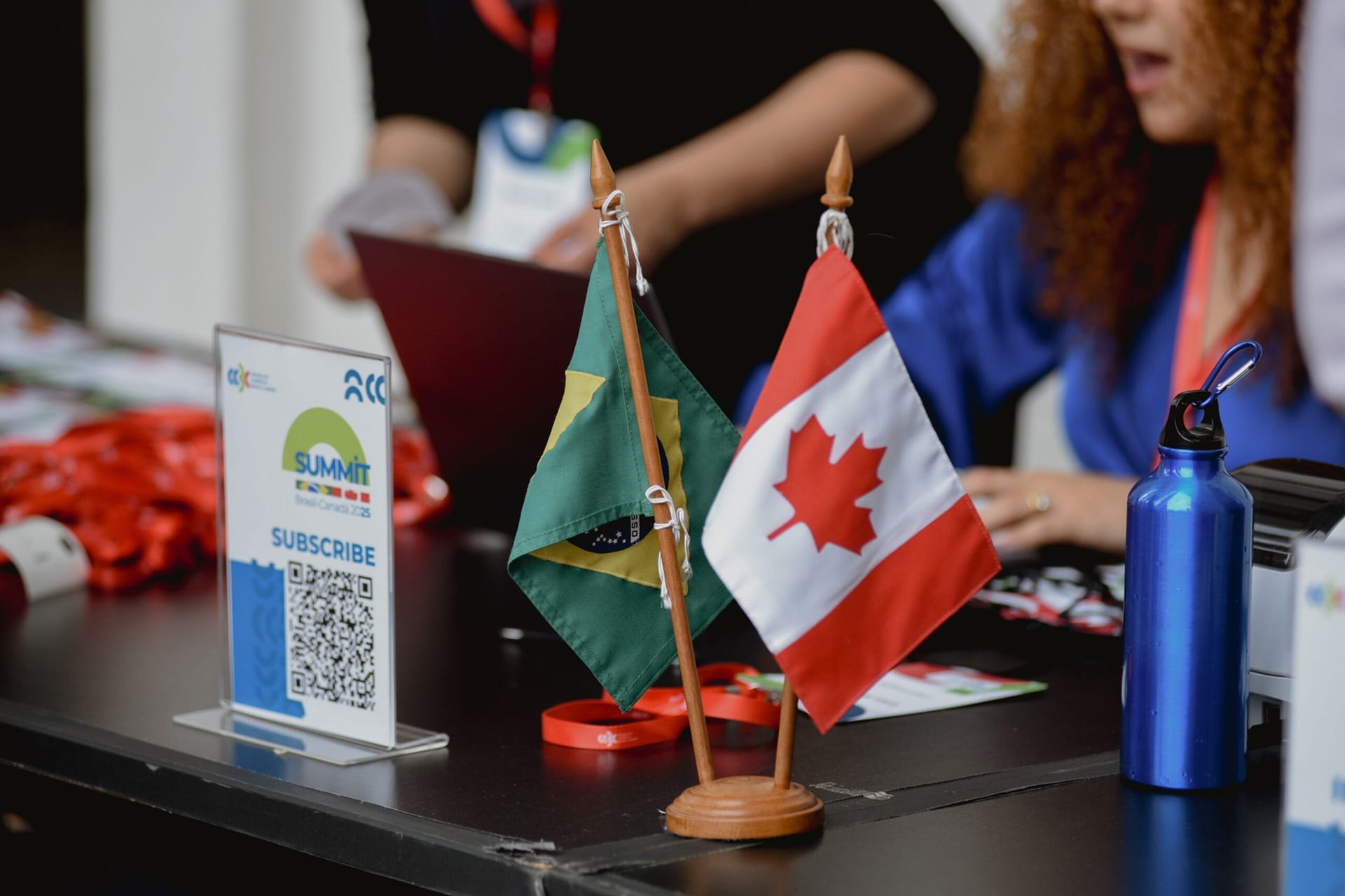 Bandeiras do Brasil e do Canadá no evento Summit de 2025